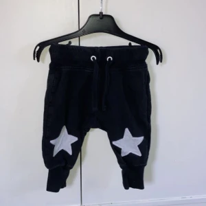 Byxor - Använda få gånger  Extra tyg vid knäna som gör att det blir mjukare för knäna när man kryper 