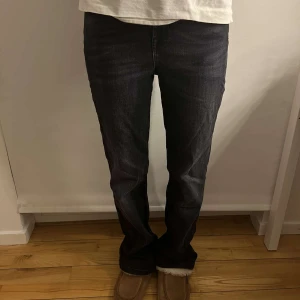 Svart/gråa bootcut - As snygg wash på dessa bootcut jeansen, precis som man vill ha! Midwaist!!;)) stor storlek 29 men bär vanligtvis 34/36 och dom sitter perfekt