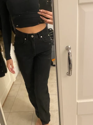 Jeans  - Ett par raka gina jeans som är använda några få gånger! Pris går att diskutera, längd är de 32 och st 25 men passar 28 då de blir uttöjda efter några användningar🤍