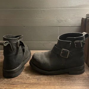 Primeboots - Passar mig som har stl 36/37 Lite slitna framtill därav priset