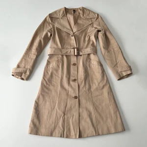 Beige lång kappa - Otroligt fin beige kappa med tillhörande bälte (som går att ta av). Lite figursydd. Storlek S men skulle säga att den passar mer en XS då den inte är stretchig. Inga defekter! 💓