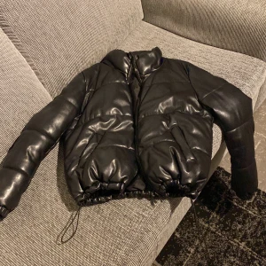 Puffer jacka - Svart mat jacka skit snygg med resor nertill så man kan dra åt den för önskad passform eller endast låta den vara öppen. Skit snygg till höst/vinter. Helt ny!