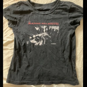 svart t-shirt - svart tisha med tryck