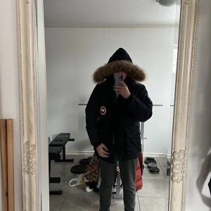  Canada goose jacket,  bra skick! - En riktigt fin Canada goose jacka, mörkblå färg. Väldigt bra skick ungefär 2 år gammal säljer för jag letar ny jacka. Storlek M passar L