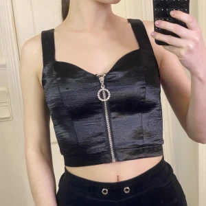 Svart topp - Svart topp från hm i storlek 34. Använd men fortfarande i bra skick. Säljer för 70 kr, köpare står för frakten. 💖