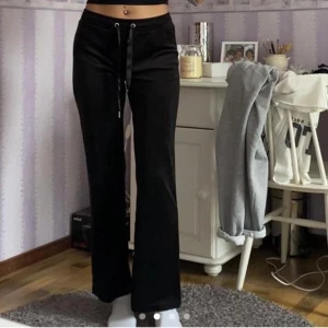 Svarta mjukisbyxor  - Från GinaTricot i modellen ”Cecilia”. I velour. Knappt använda eftersom de inte sitter som jag vill, så i nyskick. Bilder från min Depop : glitterte