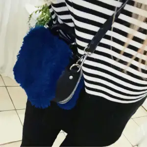 Oanvänd väska från Zara, perfekta storleken, färgen, så himla snygg och unik!!! 💙💙