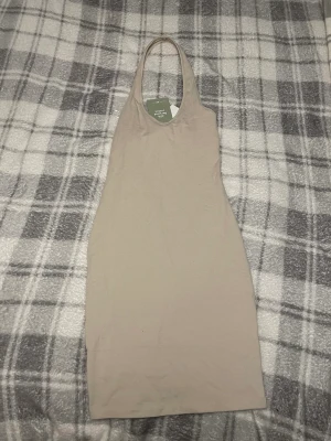 HM klänning - Klänning från hm. Kort modell, öppen rygg. Storlek XS. Aldrig använd, ny skick