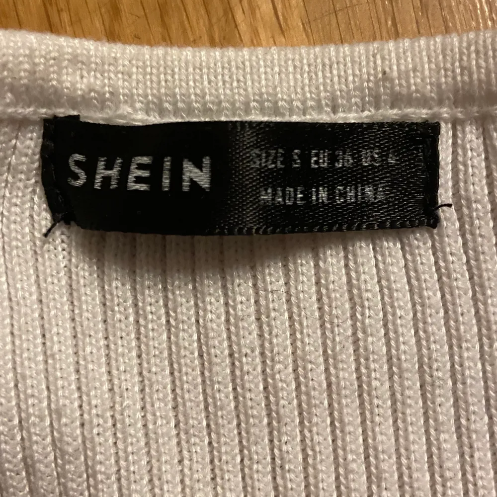 Ribbad vit långärmad tröja från shein, då den blivit för stor så kommer den inte till användning. Använt kanske max fyra gånger! . Stickat.