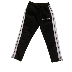 Palm Angels Byxor - Ett par palm angels byxor, storlek M men passar mer S. Skick 9/10. Kan stå för frakt vid snabb affär.