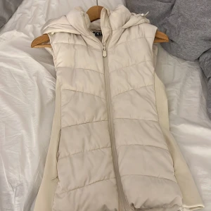 Zara väst - Säljer min jätte snygga vita zara väst i storlek XS som inte säljs längre. säljer eftersom den aldrig kom till användning alltså är den i ny skick. Ny pris har 400 