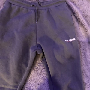 Mckenzie byxor  - Säljer min systers Mckenzie byxor som hon använder 2 gånger. Helt ny skick.   Köparen står för frakten. 
