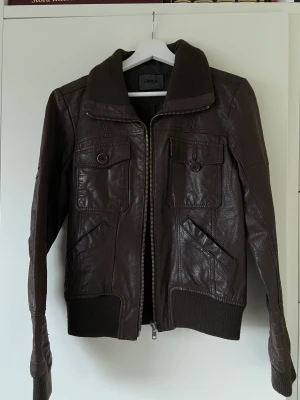 Skinnjacka strl M - Mörkbrun skinnjacka i storlek M. Köpt secondhand. Så cool jacka men säljer den eftersom jag har för många jackor. Priset kan gå att diskutera. Köparen står för frakt. 