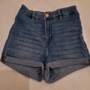 Shorts - Shorts från divided i nyskick. Storlek 34. Namnad med initialer på den lilla vita storlekslappen(se bild). Säljes för 75 kr. Köparen står för frakten.