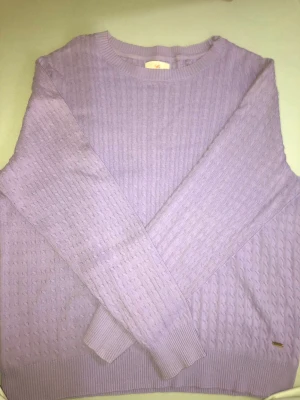 Tröja - Lila HOLLY & WHYTE tröja. Mellan stor och ganska bred. 