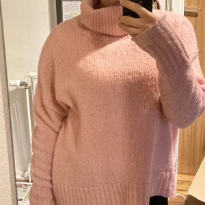 Rosa stickad tröja  - Rosa stickad tröja, använd fåtal gånger, fint skick 