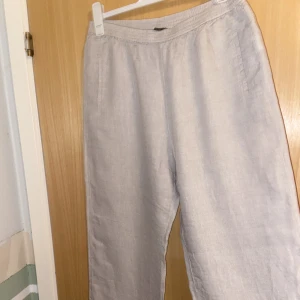 Linnebyxor  - Ett par beiga linnebyxor som kommer från Lindex i storlek 46 och är oanvända pga att dom är förstora, mycket luftiga byxor. Man får stå för frakten själv och pris för frakten kan vi diskutera🥰