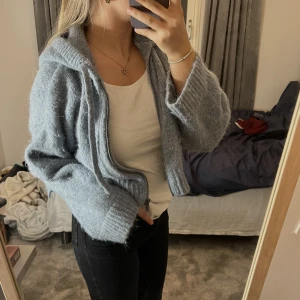 stickad Zara kofta - Säljer min fina stickade Zara kofta som endast är använd en gång. Säljer den då de inte riktigt kom till användning, köparen står för frakten!💕💕