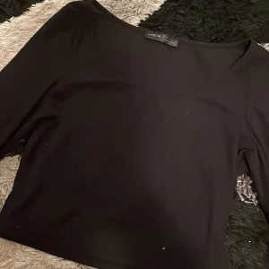 Tröja med u ringning  - Använt en gång 