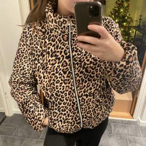 Skön leopard jacka från NAKD men märket är Trendyol (storlek XS). Den är mjuk och värm och är bra för lite kallare väder. Säljer för 200 kr eller bud med rätt att neka (köparen står för frakt). Hör av er om ni har några frågor 🌸