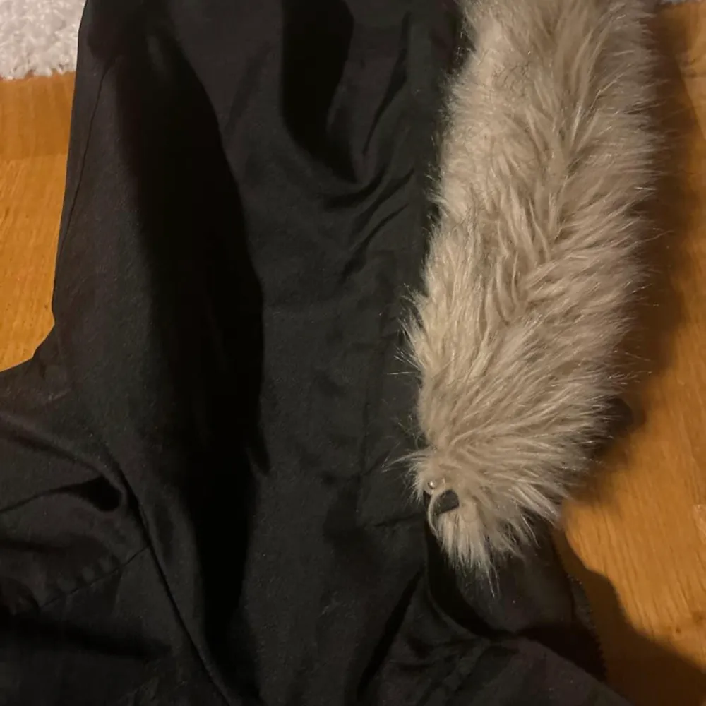 Vinter jacka till salu behöver inte den längre , är väldigt bra skick förutom ena tyget på drag kjedan Dam Stl 38 , 500 :- Skriv för mer info . Takit.