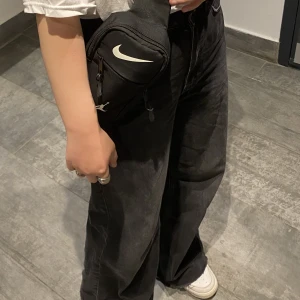 Jeans - Svarta vida jeans från HM i storlek 38. 🌸