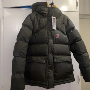 Ny Fjällräven Expedition down lite W - En ny EXPEDITION DOWN LITE JACKET W Dam i storlek L, Deep forest.   Fantastisk jacka, säljer då jag  köpte fel storlek (jobbar på fjällräven och köpte på P-köp och då kan man inte byta)  </3