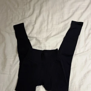 Svarta träningstights🎸 - Svarta träningstights som är använda tre till fyra gånger. Det är inga tecken på användning.😊