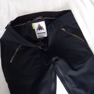 Burton snowboardbyxor - Burton snowboard/ skidbyxor, ofodrade, strl M använda men fint skick