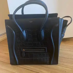 Hej,   Säljer denna AAA-kopia i äkta läder. Märket är Céline och modellen Luggage Handbag. Nyskick då den inte använts! Större modellen på denna.   Hör av dej för fler bilder 😊