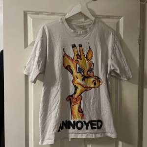 Yoke t-shirt med coolt tryck 