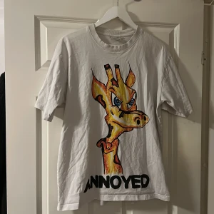 Uppe T-shirt - Yoke t-shirt med coolt tryck 