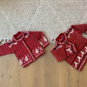 Handgjord tröja och kofta, för barn, i ull med julmotiv.  Storlek: Ca 98 (kofta) Ca 110 (tröja)  150kr/st  (Köpta för 450kr/st)