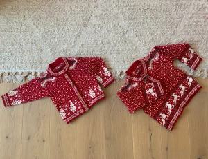 Ylletröjor storlek 98 110 - Handgjord tröja och kofta, för barn, i ull med julmotiv.  Storlek: Ca 98 (kofta) Ca 110 (tröja)  150kr/st  (Köpta för 450kr/st)