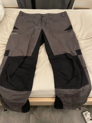 Vandrings byxor herr - Säljer denna vandrings byxa som passar perfekt för dig som ska ut och vandra uppe vid fjällen. Den är superbekväm och har ventilations fickor vid låren och nere vid fötterna. Har använt den en gång då jag vandrade. Storlek 54= storlek L ungefär.