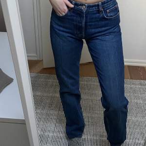 Mörkblåa jeans från zara. Dem är midrise och raka i modellen. Dem är lite försmå för mig som är storlek 38/M. Skulle passa perfekt på en storlek 36/S❣️pris: 120kr+70kkr frakt