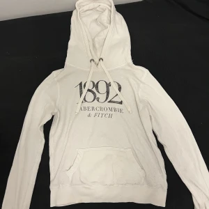 Hoodie - Säljer denna fina hoodie från Abercrombie and Fitch 🤍 i befintligt skick!! Skriv i dm om du är intresserad 🥰Skriv privat för fler bilder!!