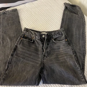 Svarta jeans - Svarta lite stentvättade jeans. Mom/ straight jeans. Stolek 32. 
