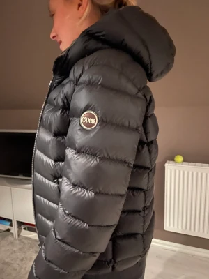 Colmar jacka - Min fina Colmar jacka är till salu den är som ny i sicket använd endast ett få tal gånger 1 vinter. Inga märken på den och som ny kostar 4500kr nypris. Världens skönaste jacka ( kan gå ner i pris vid bra affär)