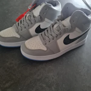 Ett par vinter skor - Är helt ny och aldrig använda  Storlek 40 passar och 39 Kan frakta om köparen står för kostnaden  Vid intresse eller frågor så skriv Bra kvalite  