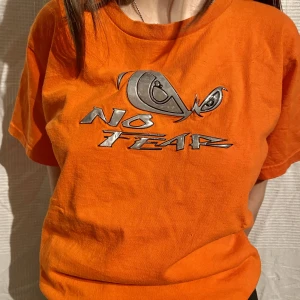 Orange No Fear T-Shirt - As cool No Fear t-shirt med motiv i reflex material. Står ingen storlek men uppskattas till XS-S🖤 Möts i slussen eller postas