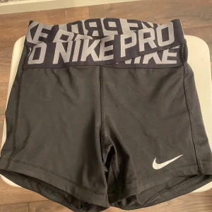 Nike shorts  - Shorts från Nike som knappt är använda då de är för små för mig, köpta för ca 350kr