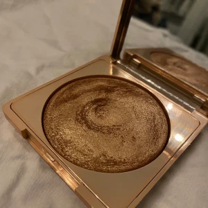 Caia Cosmetics highlight Cannes - Caia Cosmetics highlight Cannes. Pigmenterad guldig färg som är perfekt när man är lite brun eller som guldig ögonskugga.