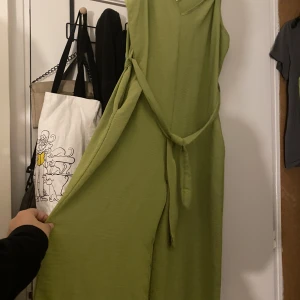 GRÖN JUMPSUIT - Köpte i Spanien. Använde 2 gånger. Som ny.