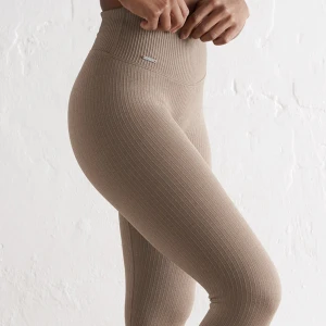 Aim’n Ribbed Seamless tights - Ribbade seamless tights från Aim’n i färgen espresso i storlek S i gott skick