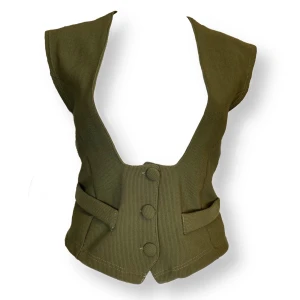 Vest  - En snygg vest med snörning på baksidan. Svårt att få bild på verkliga färgen, men skulle säga bild nummer två har typ rätt färg. Kakhi färg. Från Wear It Company. Storlek M. Mått: Axel till axel 43.5cm, midjebredd 36,5cm & längd 49cm. 