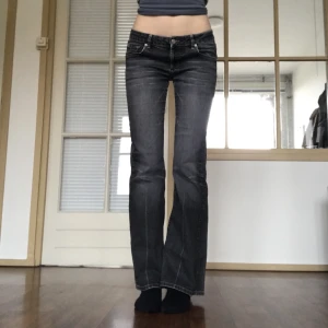 Y2k jeans - Lågmidjade bootcut jeans 💝Dom har lite slitningar längst ner vid benen men inget som stör. 86 cm runt midjan, 83 cm innerbenslängd. Jag är 176 cm och har W29 i jeansstorlek. Endast frakt 💫 Använd gärna köp nu-funktionen ❄️