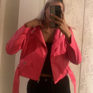 NEON ROSA BIKER JACKA - Oanvänd jacka i påse från shein, fel storlek för mig så beställde en mindre. Passar nog alla storlekar mellan S-XL. Den är lite  oversize. Orginal pris 339:- 