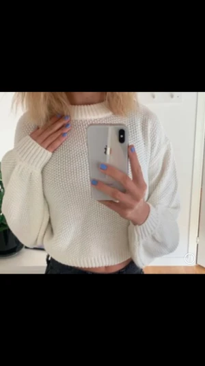Stickad vit tröja  - Säljer en fin vit stickad tröja från NAKD!