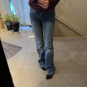 Ett par lågmidjade bootcut jeans från H&M som är blåa. Dom är i ett stretchigt materiel. Aldrig använda💗